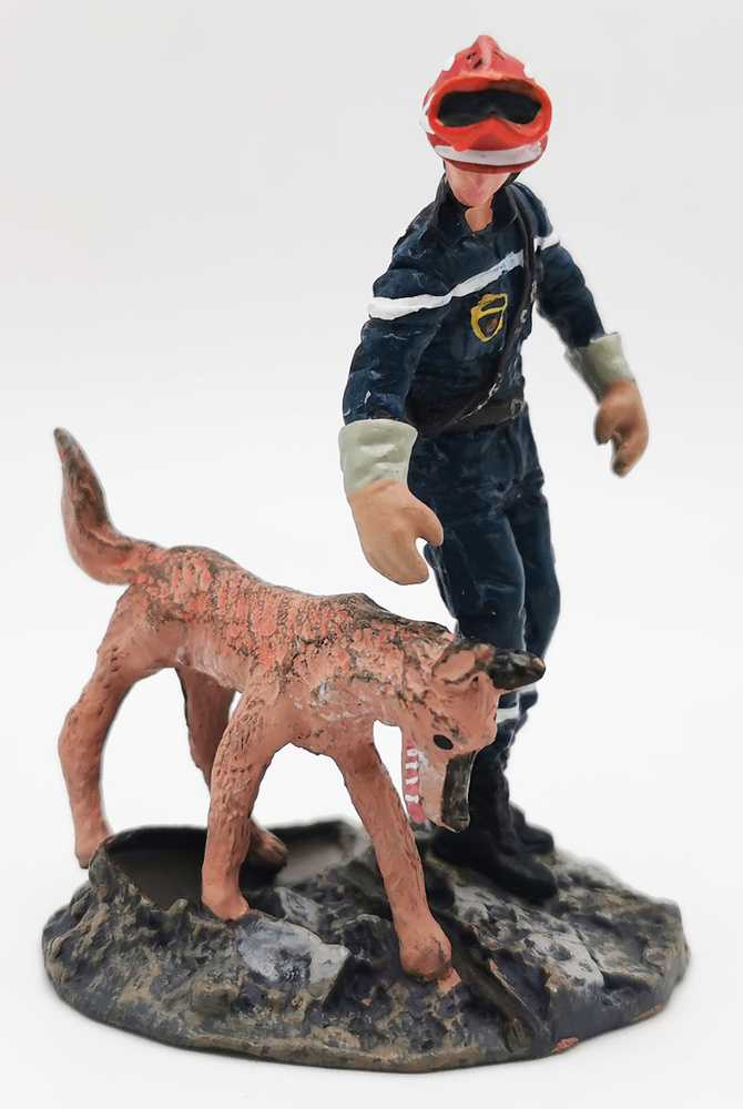 Firefighter with rescue dog, China, 2010, 1:30, Del Prado 