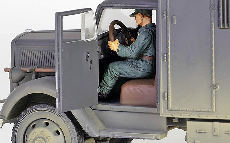 Opel BLITZ GERMAN 4x4 AMBULANCE 1940, 1:32, Forces of Valor 