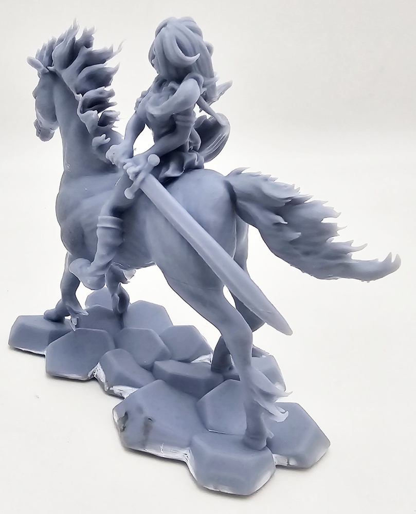 Mujer guerrera con espada a caballo, resina, 3D 